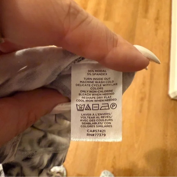 ANN TAYLOR PUFF SHOULDER TURTLENECK TOP SIZE XS - Picture 5 of 5